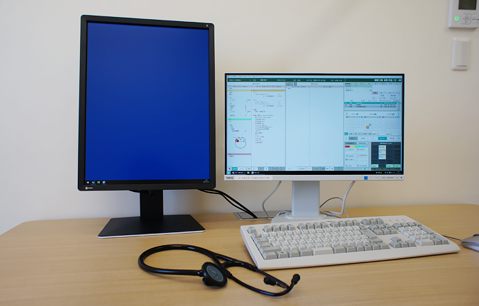 電子カルテ（右）とビューアー（左）